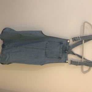 Size medium denim overall dress! Like new condition, fits great!